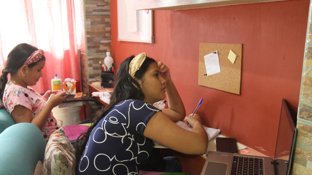 Traba. Estudiar desde casa es complicado, no solo porque falte tecnología, sino porque a diferencia de en las aulas, concentrarse no siempre es posible.