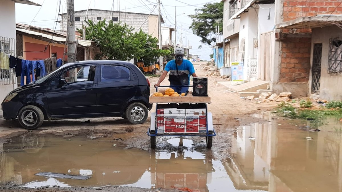 Hecho. En estas condiciones viven los habitantes del barrio Costa Azul, a causa de la tubería que lleva varios días rota.