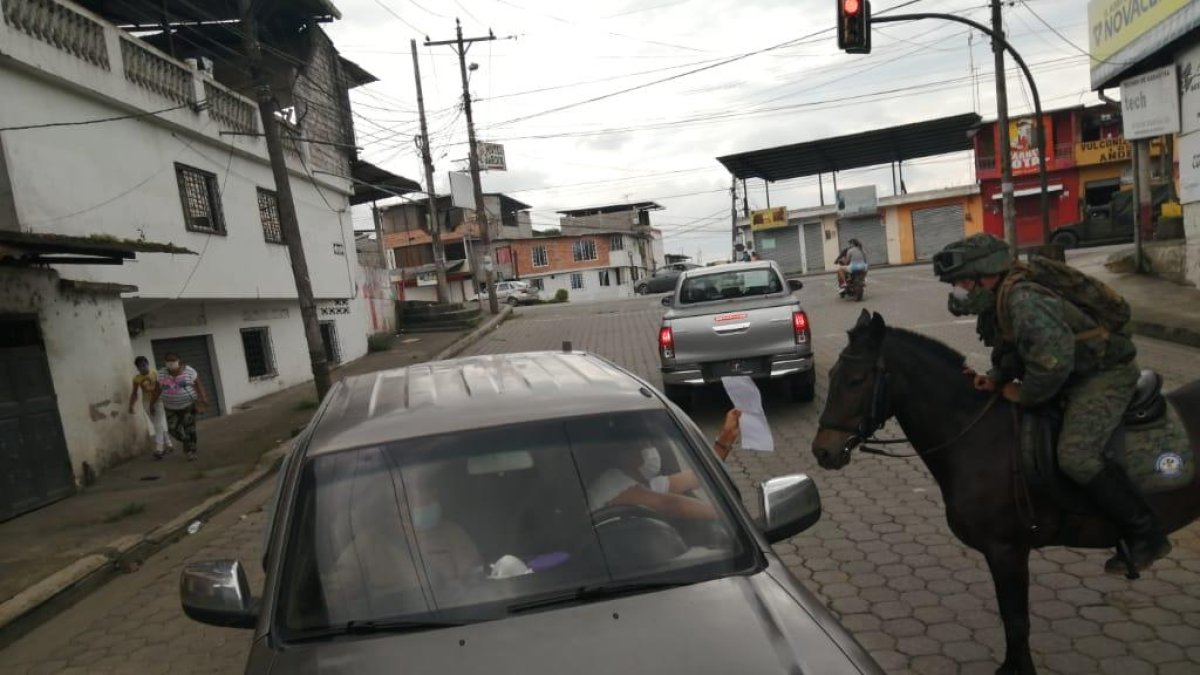 Los militares cumplen con controles en todo el país.