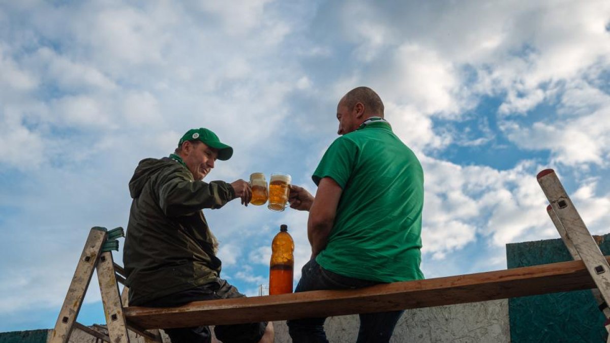 Los aficionados del derbi entre el Bohemians 1905 y el Sparta Praga se las ingeniaron para ver el compromiso.