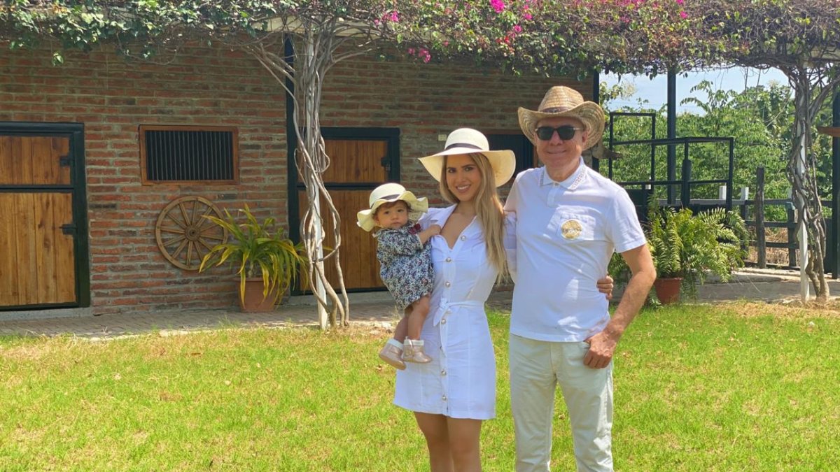 Vito con su esposa Rosibel e hija Vitoria.