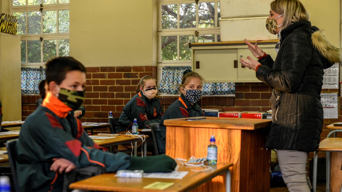 Español

En Sudáfrica. Los alumnos usan máscaras faciales dentro de su salón de clases mientras miran un video de concientización sobre el COVID-19.

 SAFRICA-HEALTH-VIRUS-EDUCATION
