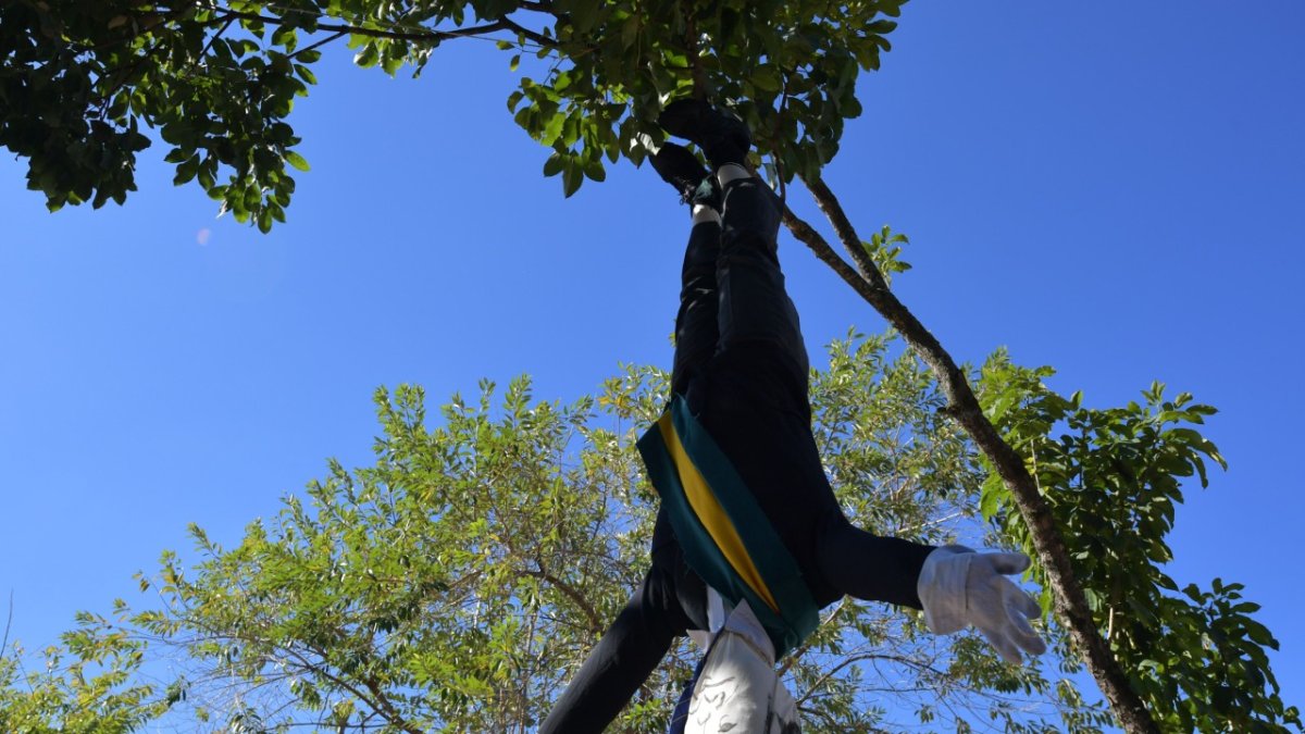 Sao Paulo. Un monigote del presidente Bolsonaro cuelga de un árbol durante una manifestación contra él y contra el racismo, el domingo 7 de junio de 2020.