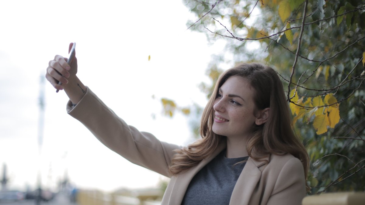 Referencial. Este sistema utiliza también nuevas estructuras de píxeles, reduce las interferencias por debajo de la pantalla y usa materiales conductores altamente transparentes.