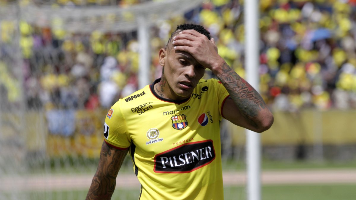 Jonathan Álvez, delantero uruguayo de Barcelona, tuvo inconvenientes para ingresar a una ciudadela en Guayaquil.