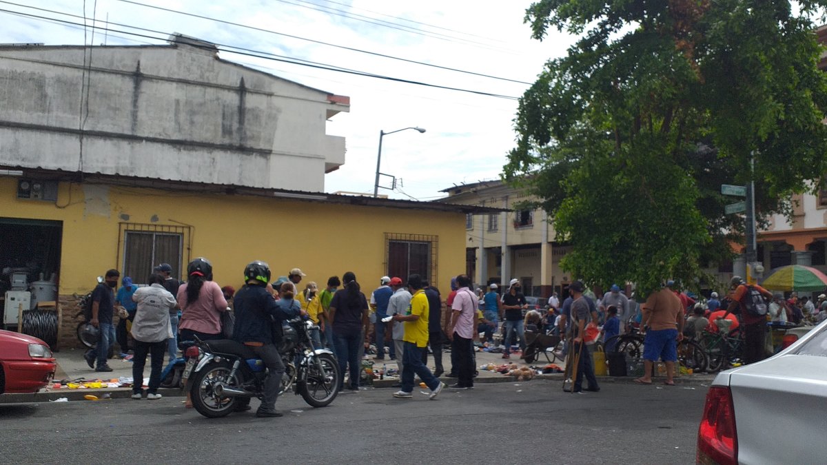 Situación. Diversos negocios se ubican en las afueras del mercado de las Cuatro Manzanas.