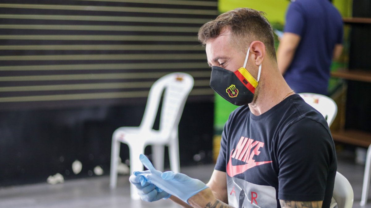 Damián Díaz, volante de Barcelona, durante las pruebas de coronavirus realizadas el 4 de junio.