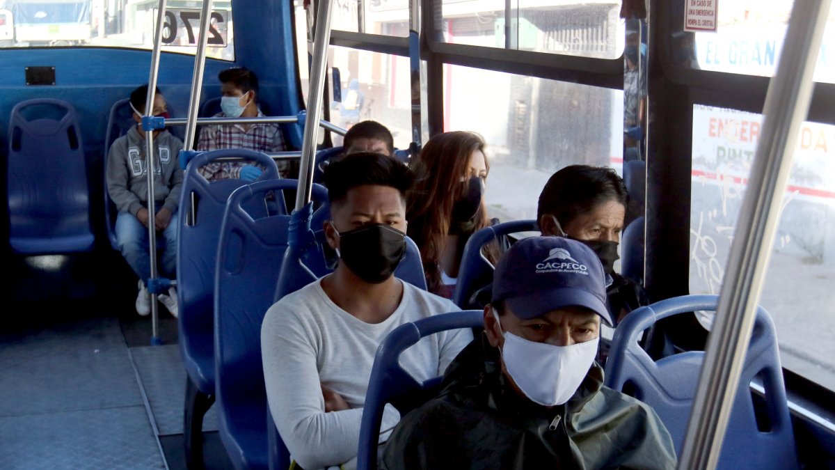 En los buses de Quito, ciudad que la semana pasada cambión a color amarillo en el semáforo de restricción, los usuarios usan mascarilla.