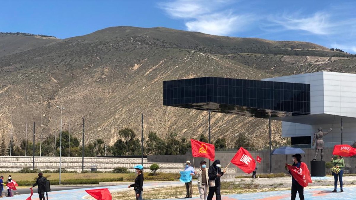 protestas de maestros en la Mitad del mundo