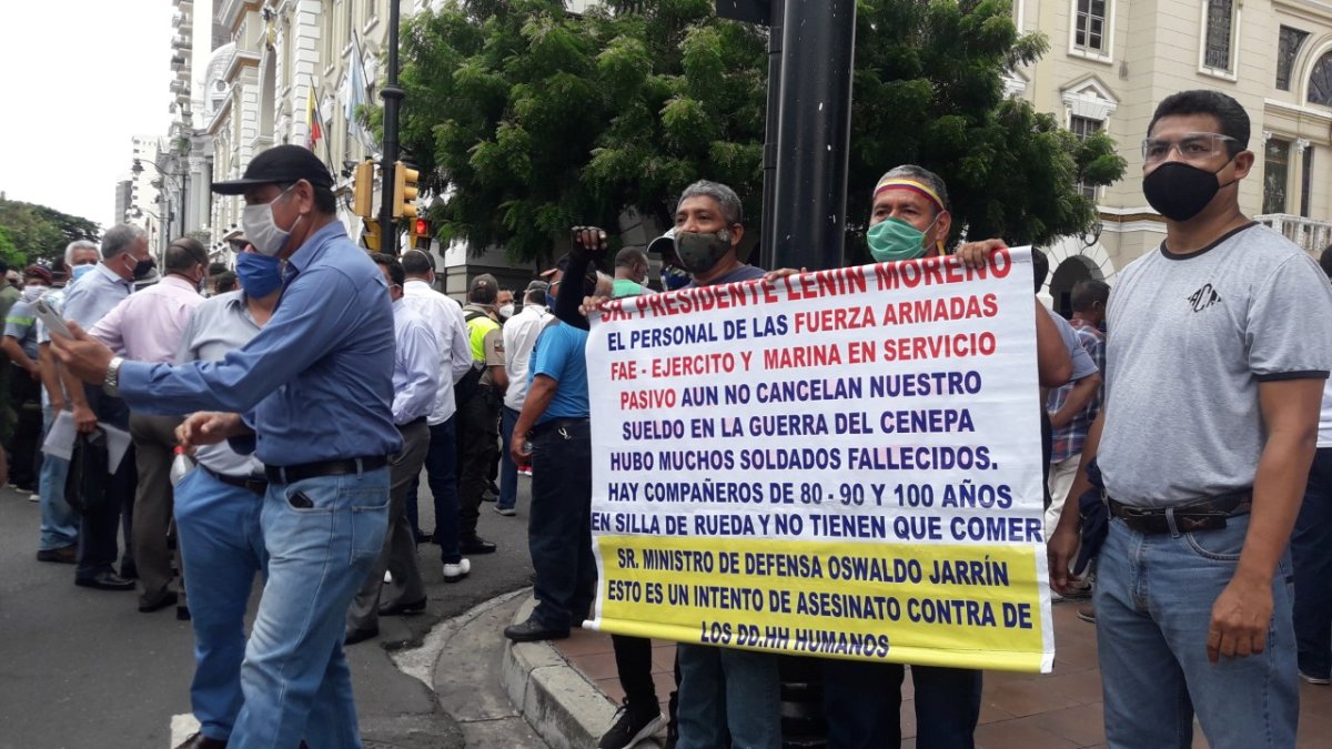 Los militares en servicio protestan para exigir el pago de su pensión jubilar.