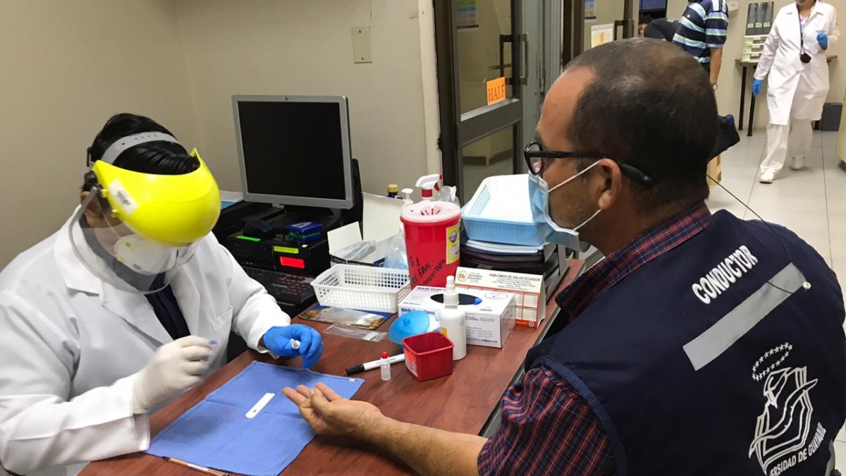 El personal de la Universidad de Guayaquil se realizó la prueba rápida COVID-19 antes de retornar a sus actividades.