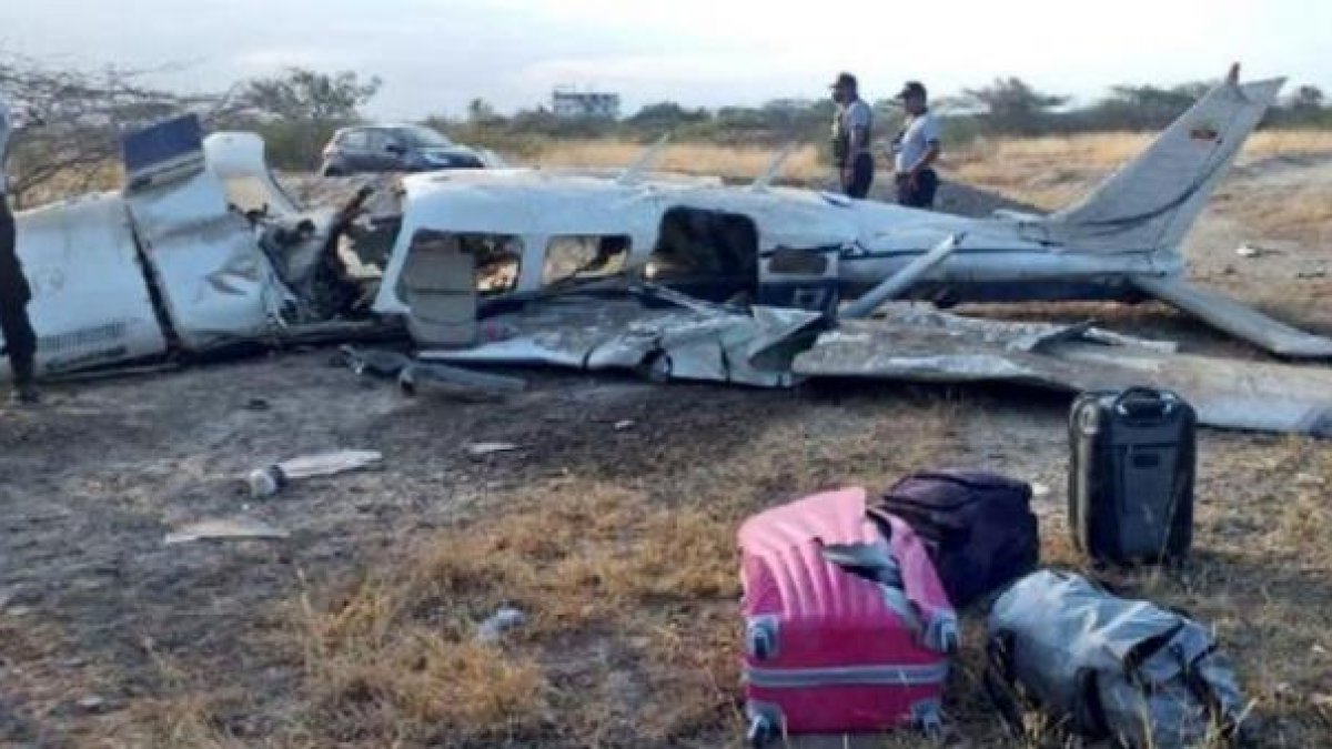 Uniformados de la Policía de Perú llegaron al sitio en donde cayó la avioneta accidentada, en un sector cercano a la frontera con Ecuador.