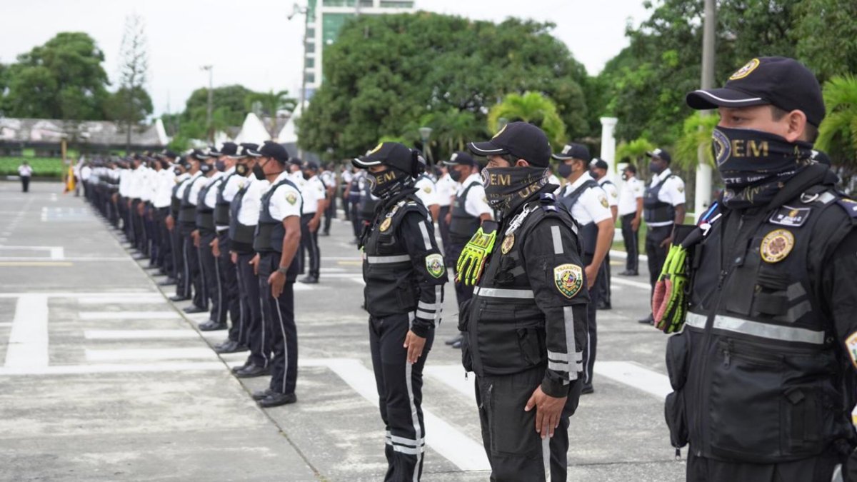 Los agentes recibieron una placa de reconocimiento.