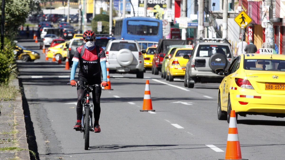 Ciudadanos usan las ciclovías en Quito ahora que pasó al color amarillo en el semáforo de restricción.