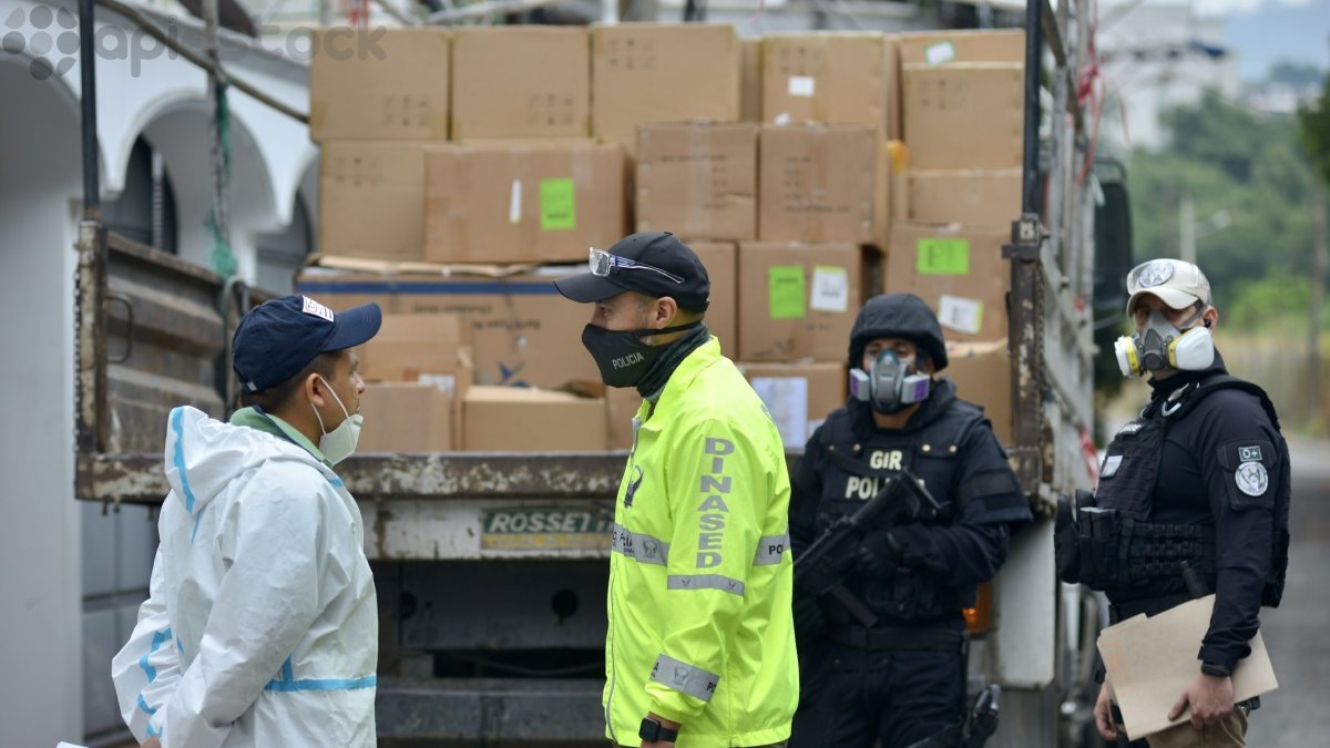 Hallazgo. Durante la incursión policial en la casa de Bucaram se hallaron cajas de cartón que, según la Fiscalía, contenían mascarillas y pruebas rápidas para la COVID-19.