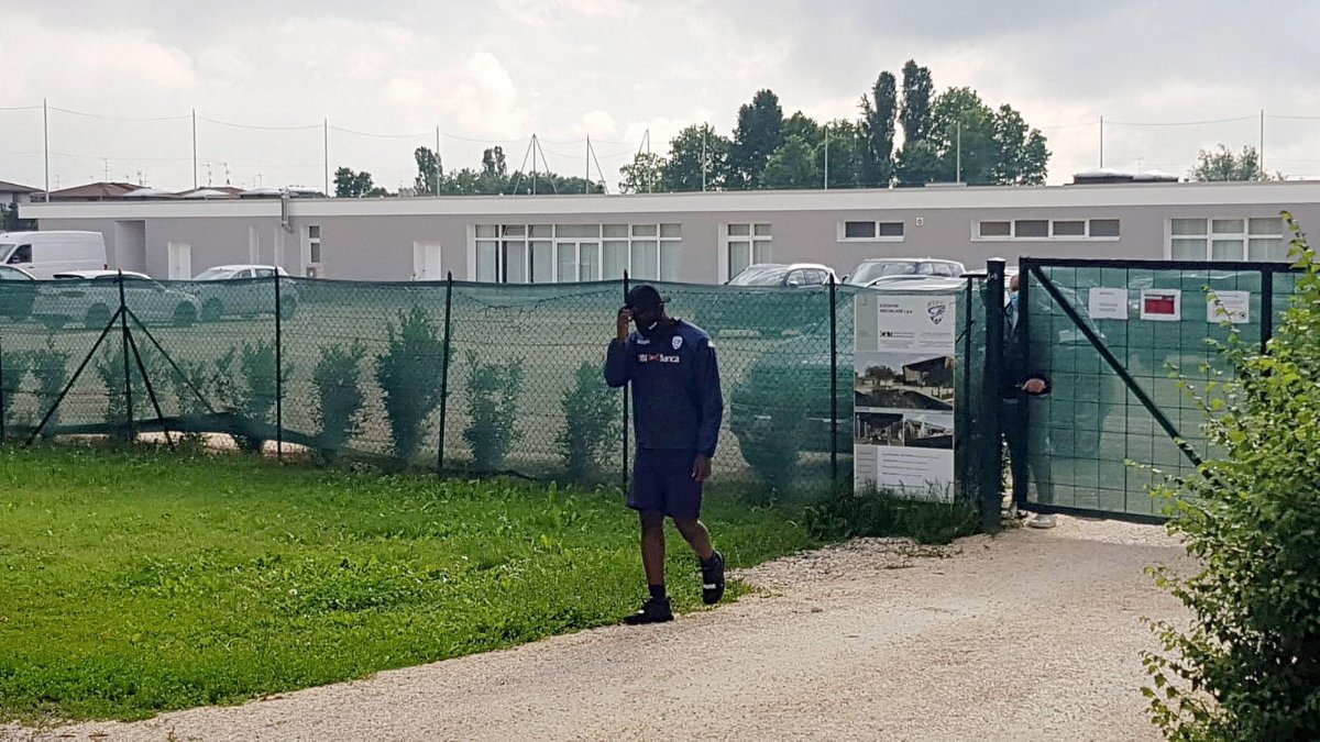 El delantero Mario Balotelli llegó al entrenamiento del Brescia pero no le permitieron ingresar.