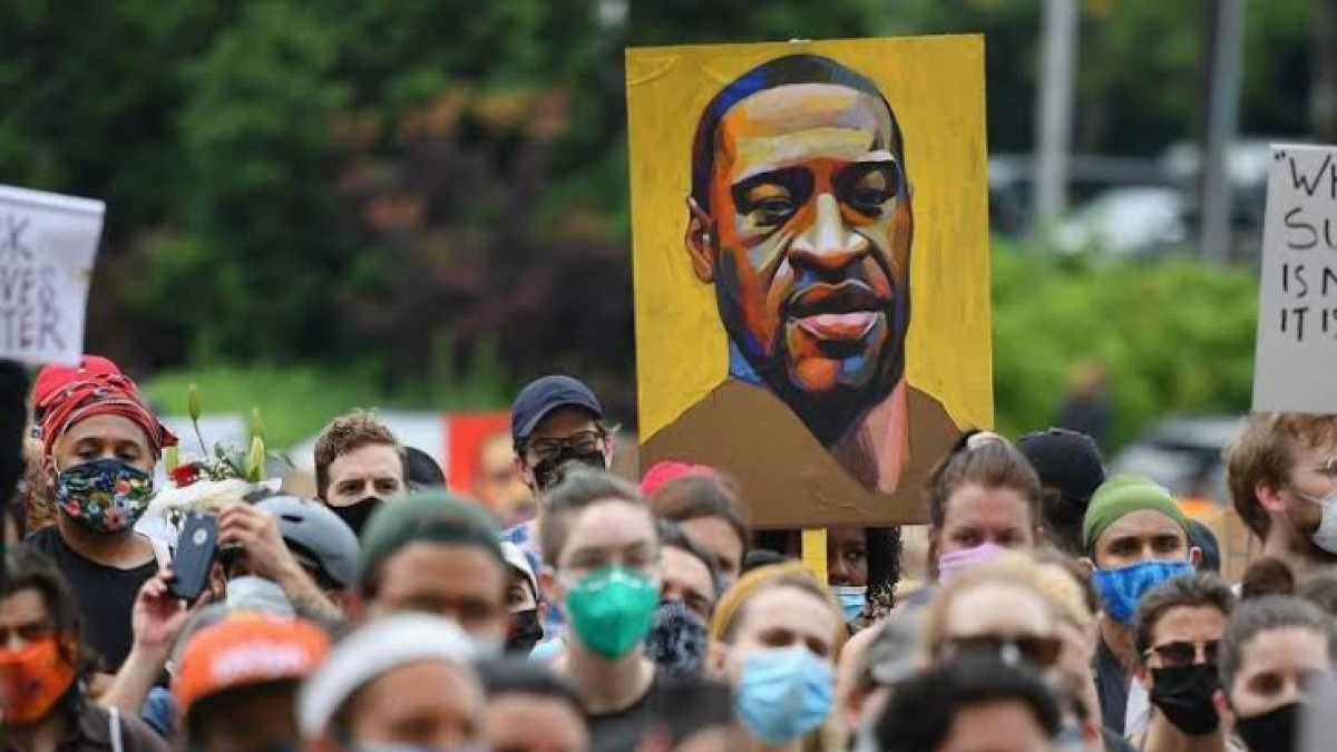 Otros tres oficiales, que presenciaron el arresto de Floyd, fueron detenidos y están siendo procesados por complicidad.