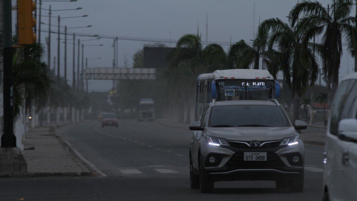 Cenizas del volcán Sangay llegan a Guayaquil y cubre varias calles.