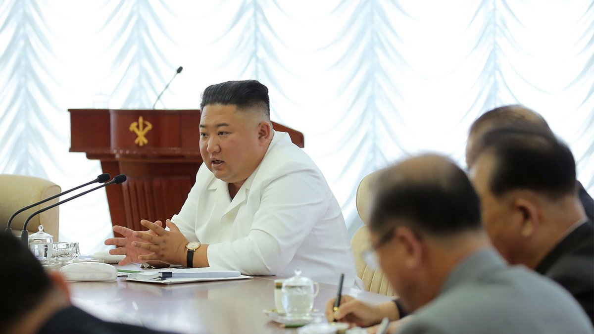 El líder norcoreano Kim Jong Un (C) durante la 13ª reunión del Buró Político, del pasado 7 de junio.