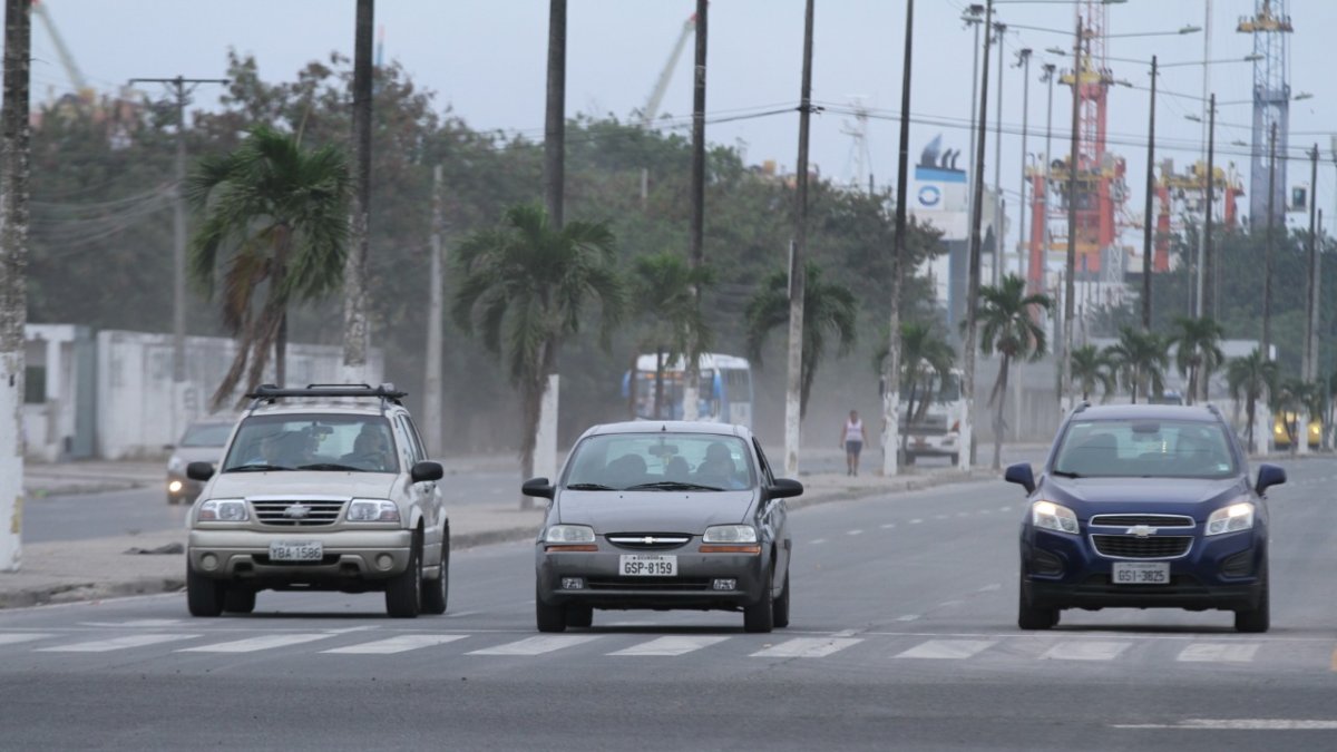 Guayaquil amaneció con cenizas volcánicas en las calles y en los carros.