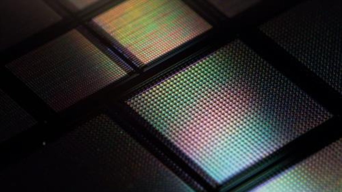 Primer plano de un nuevo cerebro en un chip neuromórfico que incluye miles de memristores..