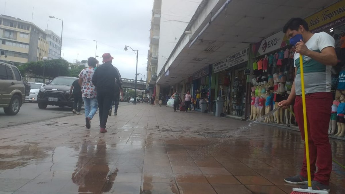 Situación. Decenas de comerciantes amanecieron limpiando sus portales.