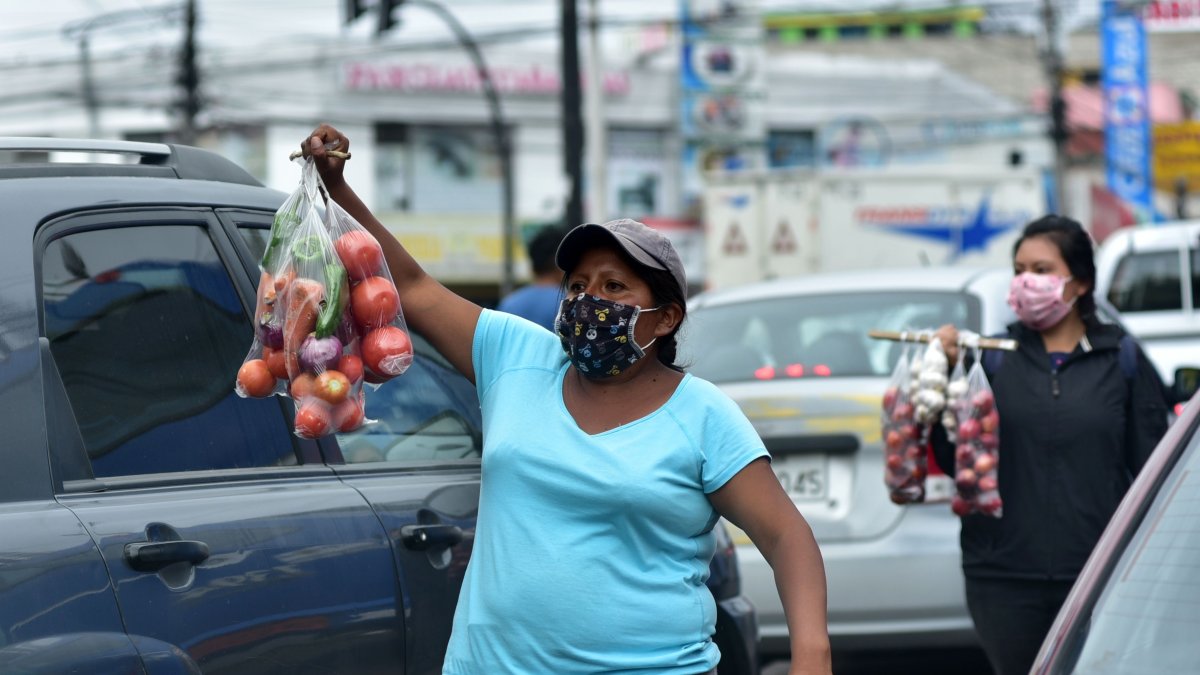 EL EL SECTOR DEL COMITE DEL PUEBLO, SE OBSERVA GRAN CANTIDAD DE VENDEDORES INFORMALES 

EN LAS CALLES 



05  de junio de 2020

KARINA DEFAS 

Agencia (ag-expreso ag-extra ag-quito)