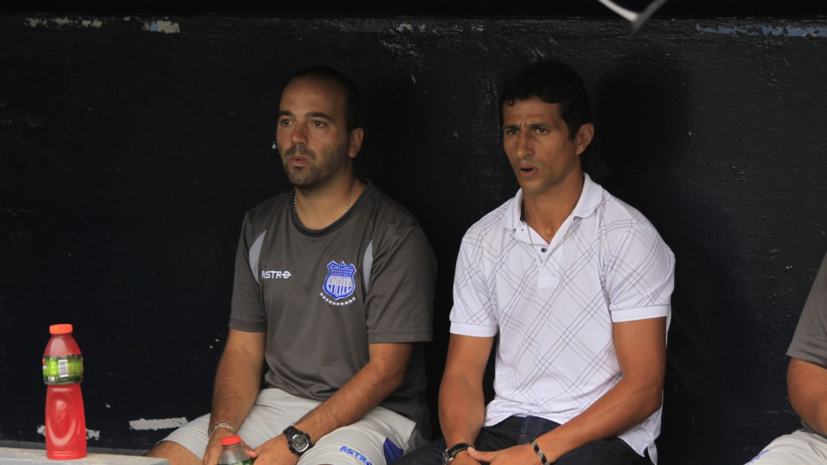 Marcelo Fleitas (d) fue DT de Emelec a finales de 2011 y a inicios del 2012.