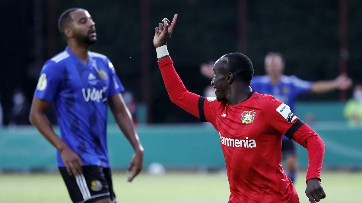 Moussa Diaby (d), del Leverkusen, celebra uno de los goles marcados en la clasificación de su equipo.