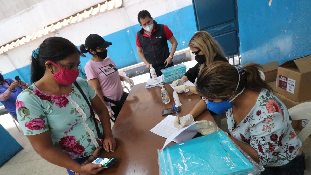 Padres de familia de la Zona 8 acuden a los planteles educativos a retirar los textos escolares para sus hijos. Estos son gratuitos.