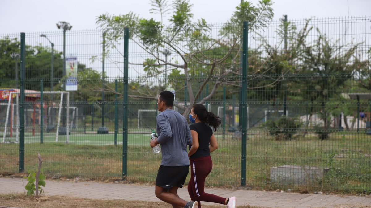 Situación. Los exteriores del parque Samanes (norte de Guayaquil) es uno de los puntos de referencia principales donde acuden deportistas amateur. Por dentro todo está cerrado.