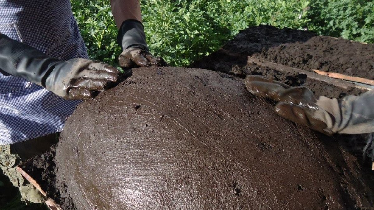 En el interior de esta bola de lodo está el pato, sin vísceras, patas y cuello, las plumas se mantienen, de esta forma esta lista para llevarla al horno de leña