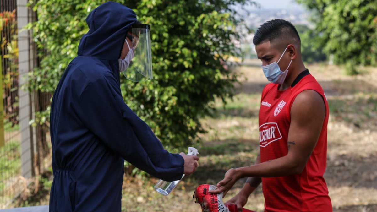 Wacho Vera, volante del Ídolo, cumple con los protocolos antes de iniciar con el entrenamiento.