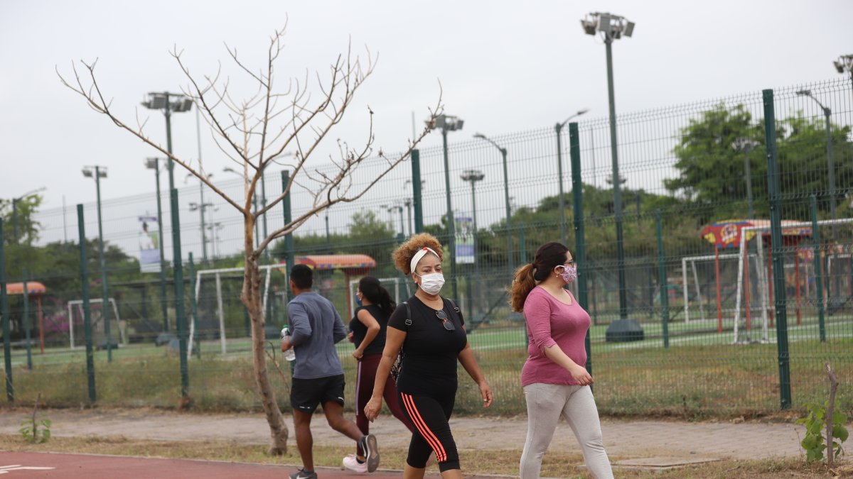 Ciudadanos en Guayaquil empiezan a retomar su rutina de ejercicios y de deportes al aire libre con medidas de bioseguridad.