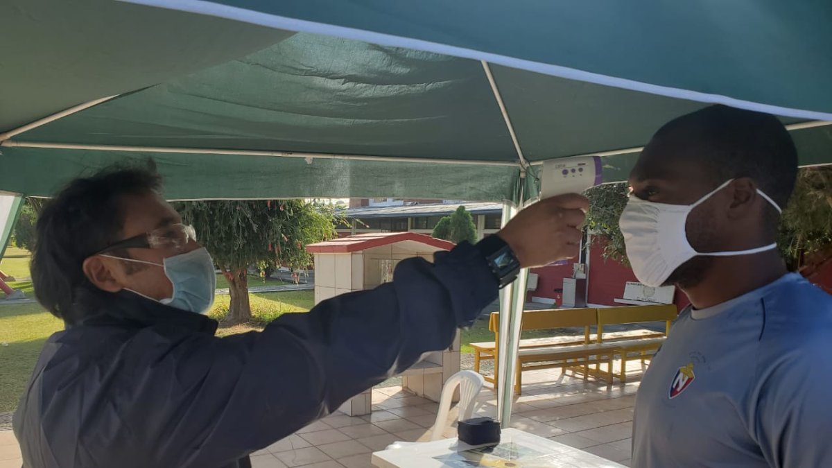 Los jugadores de El Nacional se sometieron a los controles antes del primer entrenamiento en Tumbaco.