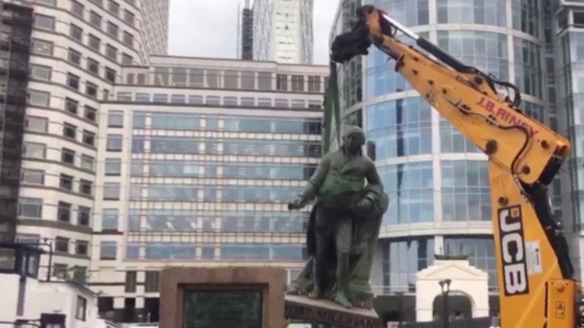 Una captura de un video muestra el momento en que la estatua del propietario de esclavos escocés Robert Milligan es retirado del West India Quay, en Londres