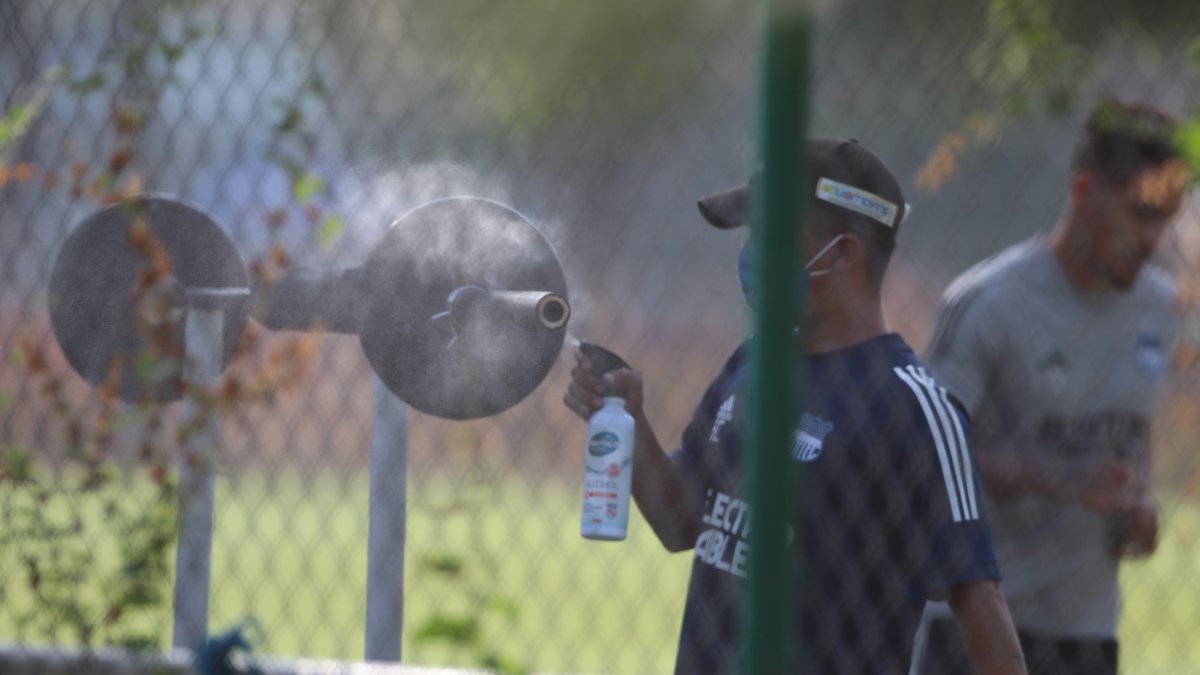 Emelec entrenó a puertas cerradas en el Polideportivo Samanes.