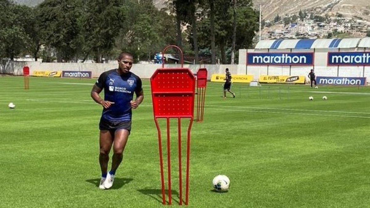 Antonio Valencia trabajó en la cancha principal del complejo de Pomasqui