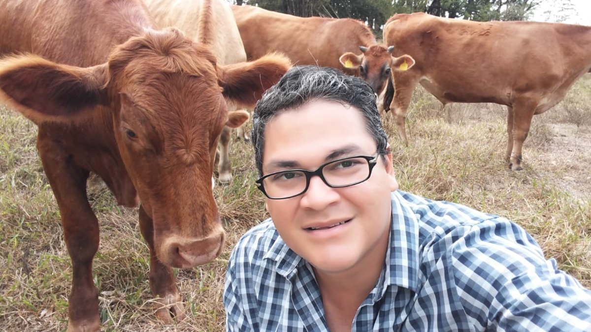 El veterinario de la Asociación Ganadera del Litoral y Galápagos, José Coello.
