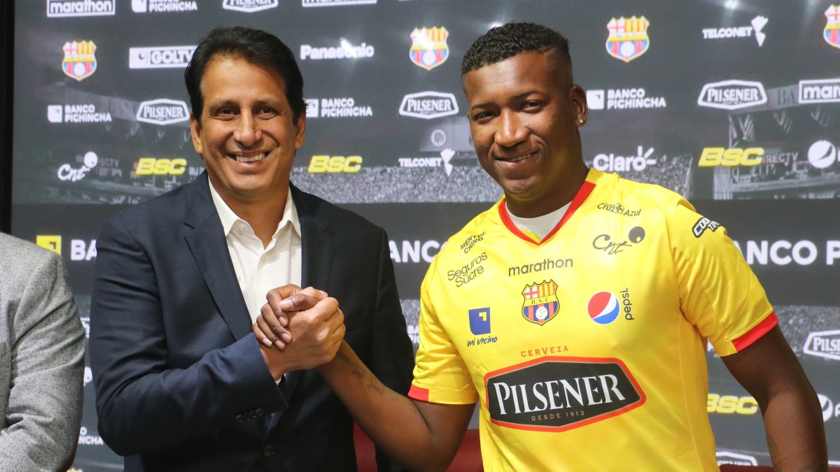 John Jairo Cifuente (d) fue presentado en septiembre del año anterior por José Francisco Cevallos, pero solo estuvo en el club 3 meses.