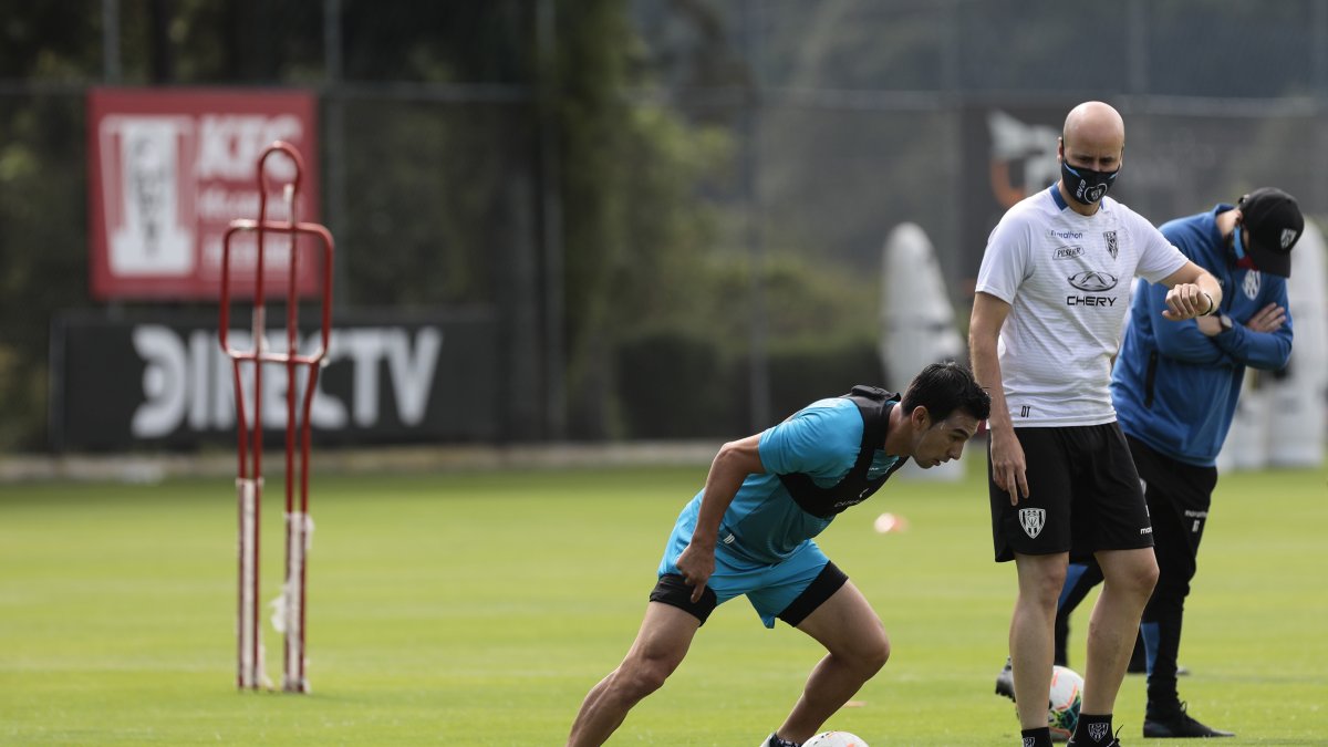 Miguel Ángel Ramírez (derecha) no se sacó la mascarilla durante el entrenamiento