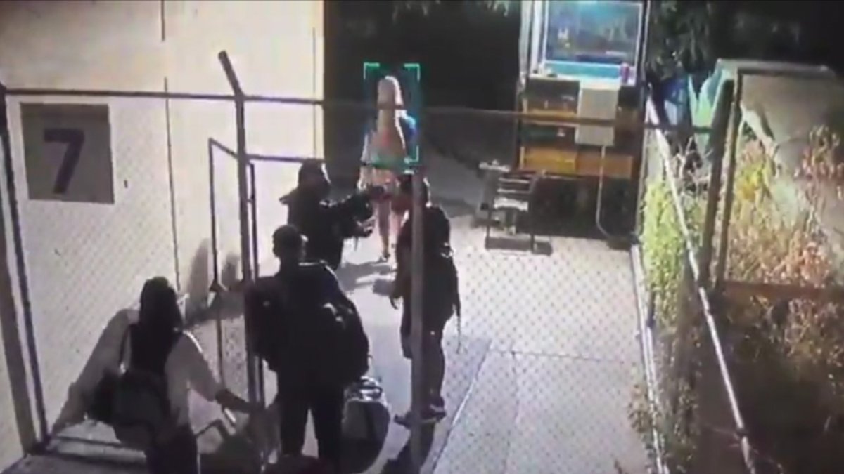 Momento en que los involucrados en el vuelo ilegal ingresan por la puerta 7 hasta el Hangar 18 A de la empresa Gramada.