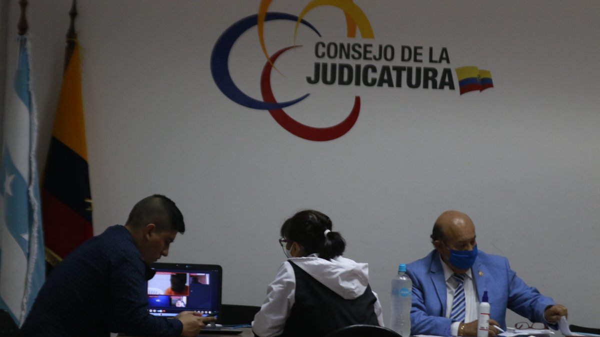 El juez de Garantías Penales de Guayas, Reinaldo Cevallos (terno celeste), ordenó la prisión de Salcedo.