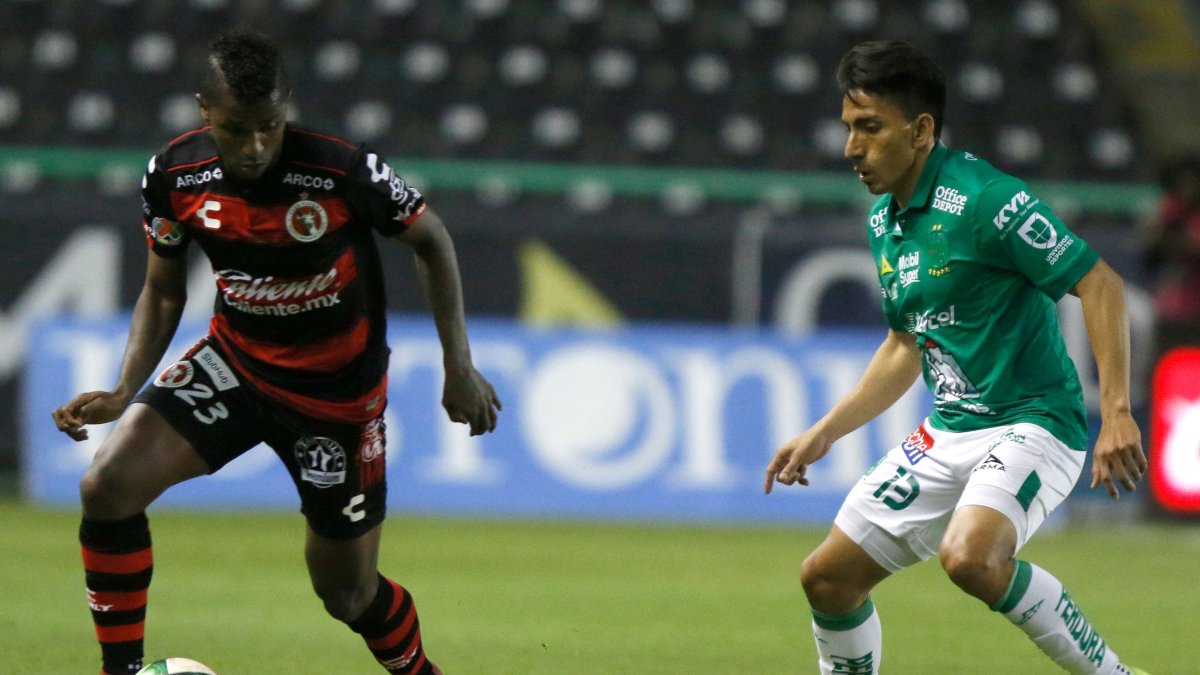 Miller Bolaños en el Xolos (i) y Ángel Mena (d) en el León forman parte de la tropa de ecuatorianos que militan en la Liga MX.