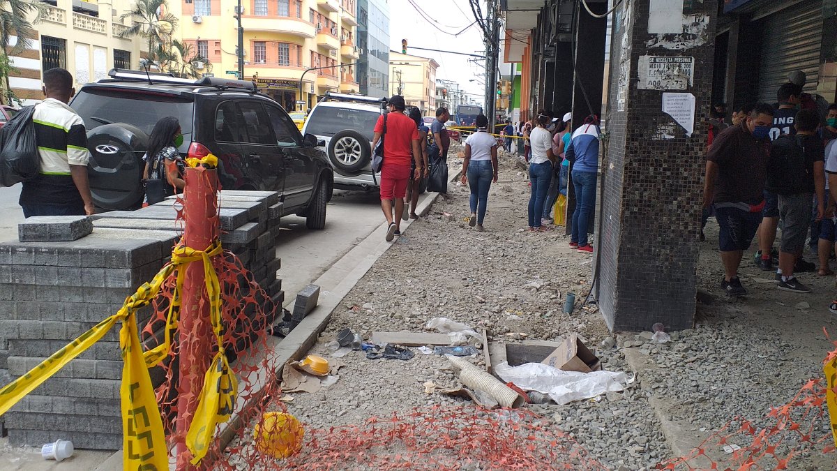Regeneración. A lo largo de la calle Seis de Marzo se reanudaron los trabajos.
