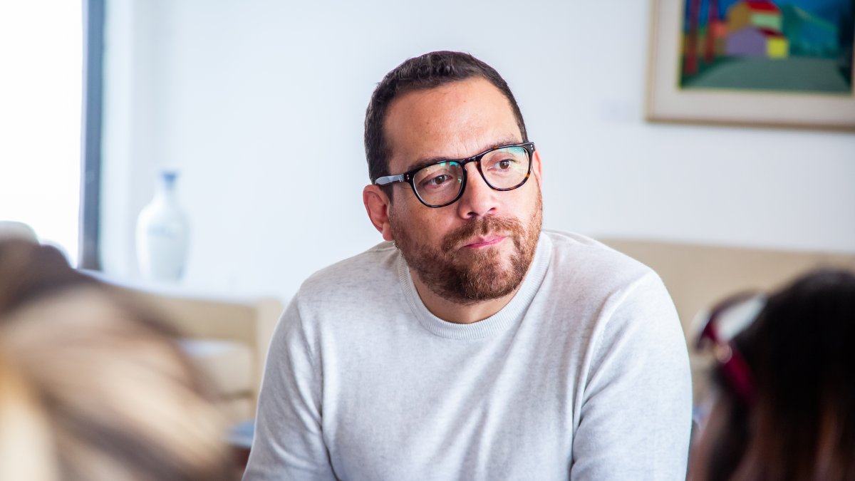 El actual ministro de Cultura y Patrimonio es cantante, compositor y productor musical. Preside Sayce desde 2017.