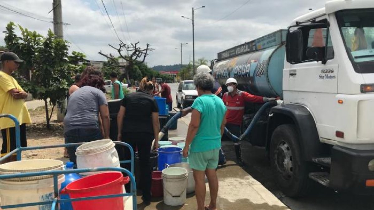 Un tanquero reparte agua en la ciudad.