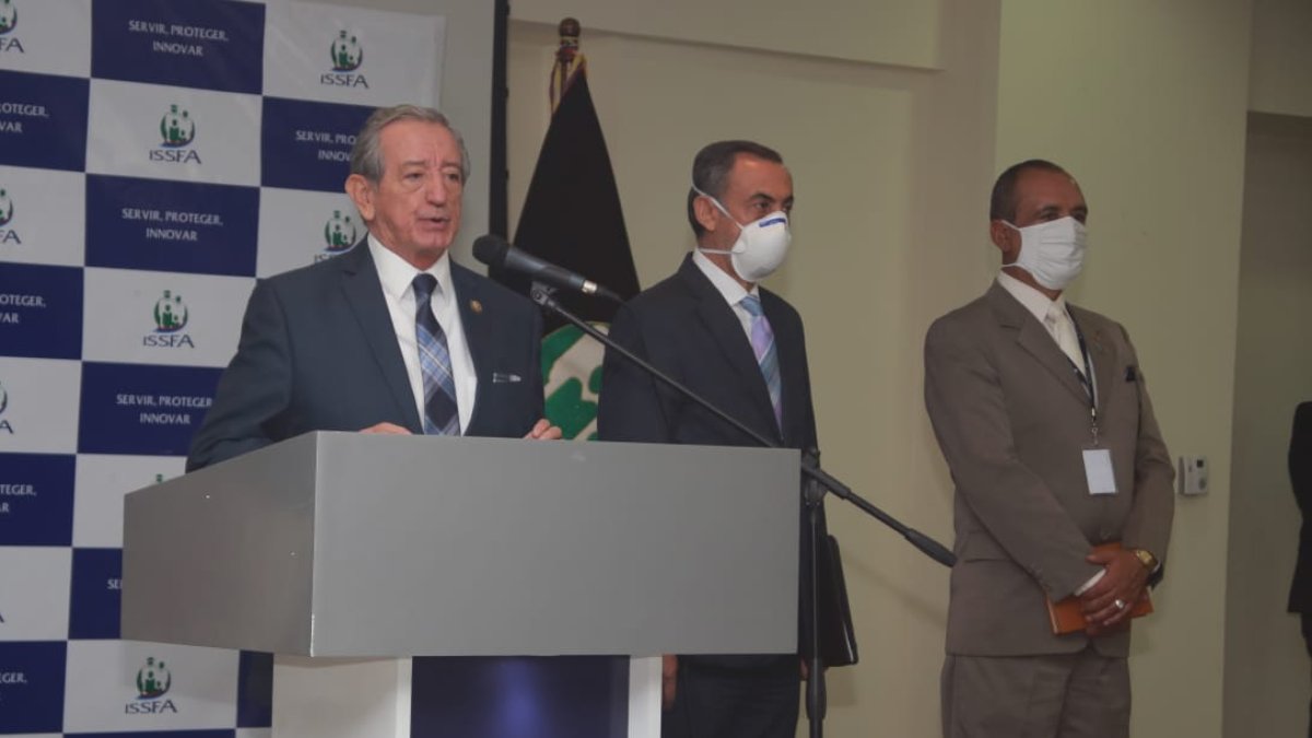 El ministro de Defensa, Oswaldo Jarrín, compareció antes los medios de comunicación acompañado por los integrantes del directorio del ISSFA.