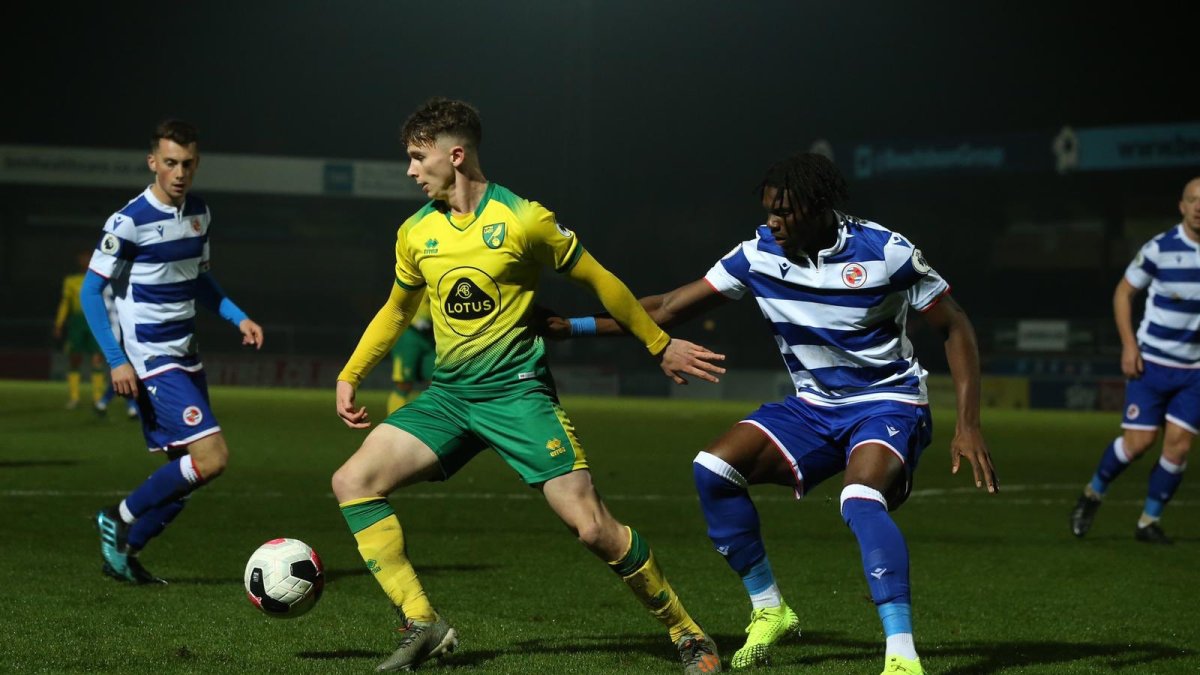El volante Daniel Adshead (c), del Norwich City de Inglaterra, podría integrar la Sub 20 de Ecuador, por la doble nacionalidad que tiene.