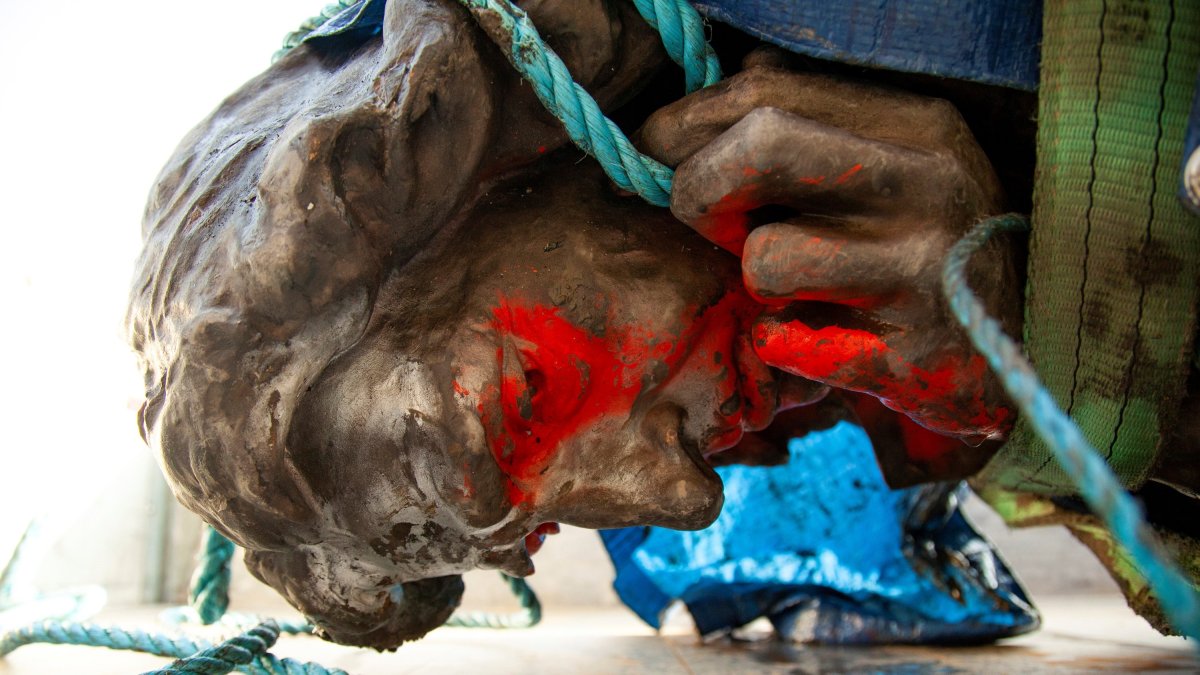 El ayuntamiento de la ciudad británica de Bristol recuperó  la estatua de Edward Colston, que fue derrocada y lanzada al río Avon el pasado domingo por manifestantes del movimiento Black Lives Matter